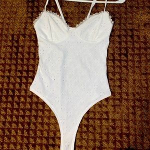 Whit flower body suit
